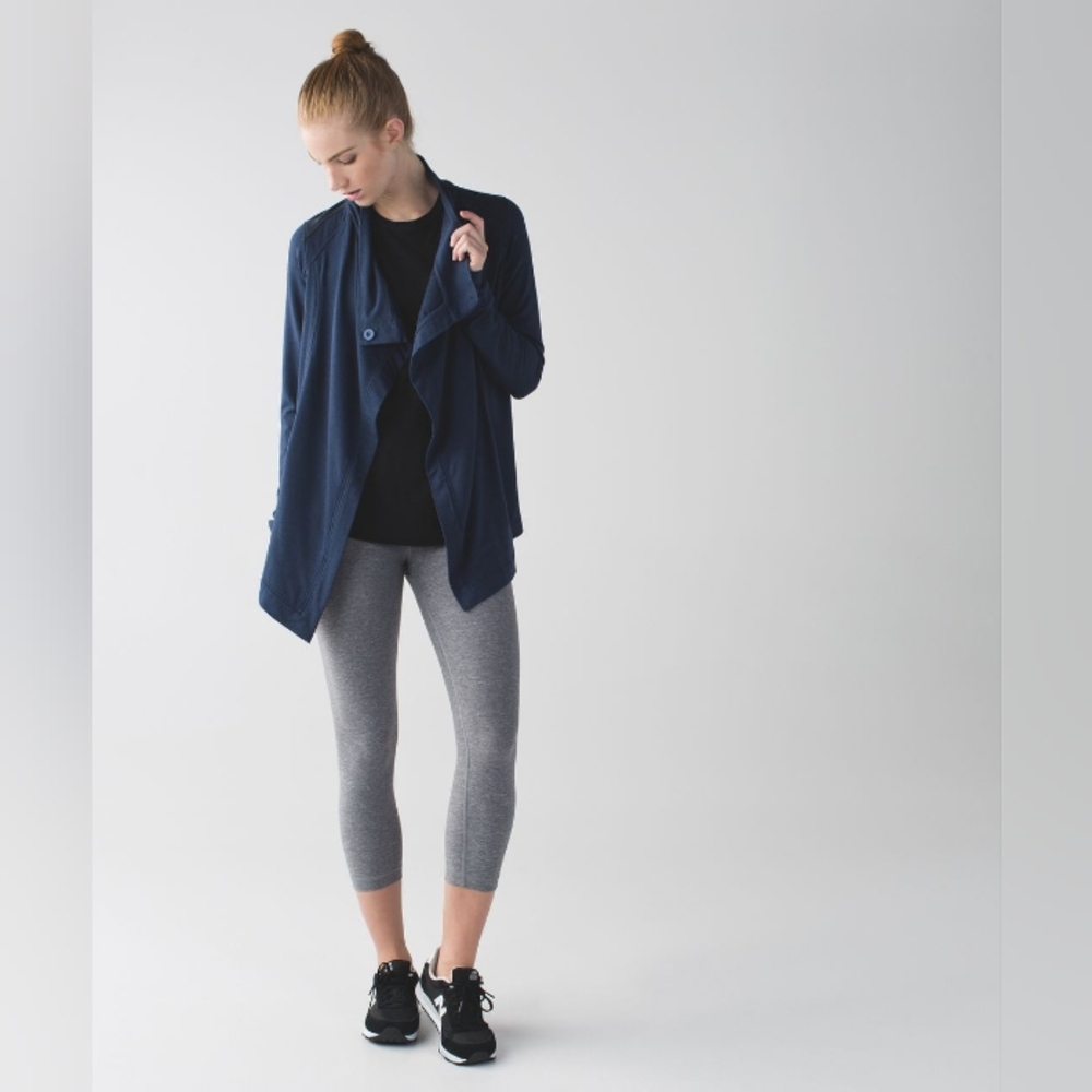 Lululemon Coast Wrap in Heathered Mod Naval Blue. Size 6. Pristine Condition.